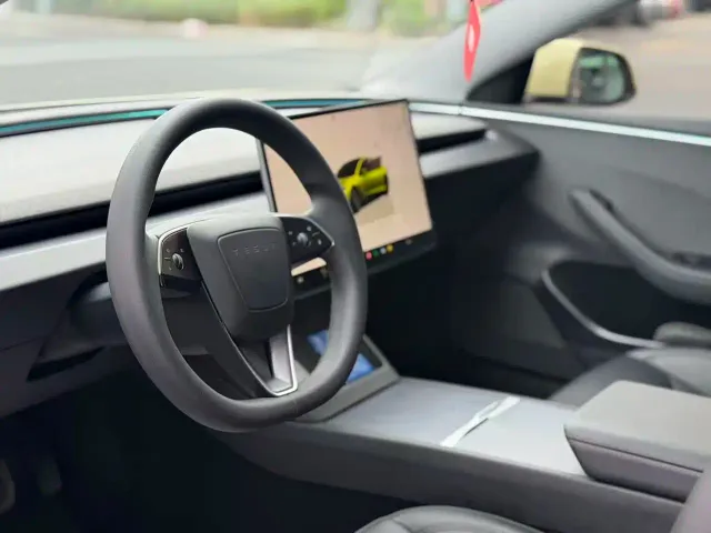 Tesla Model 3 — Фото автомобиля 11