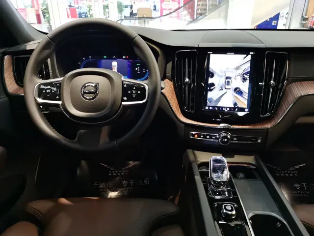 Volvo XC60 — Фото автомобиля 9