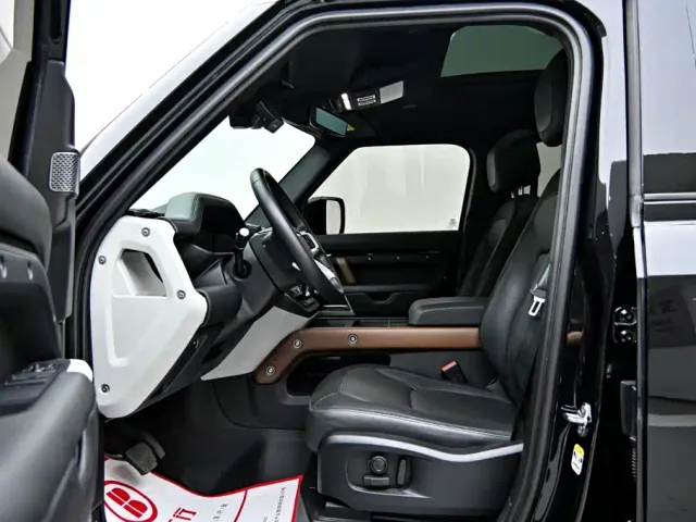 Land Rover Defender — Фото автомобиля 12