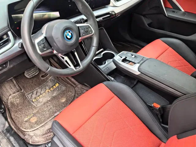 BMW iX1 — Фото автомобиля 4