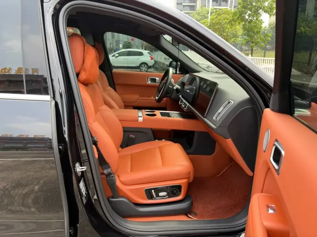 Li Auto L8 — Фото автомобиля 11