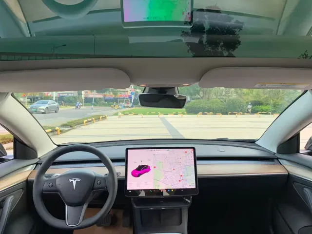 Tesla Model 3 — Фото автомобиля 21