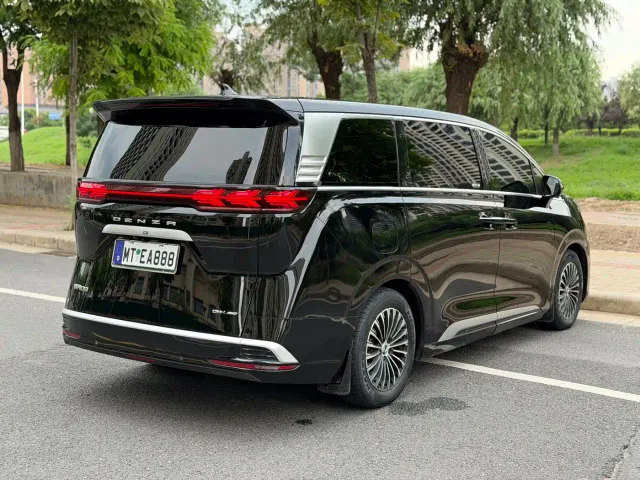 Denza D9 — Фото автомобиля 7