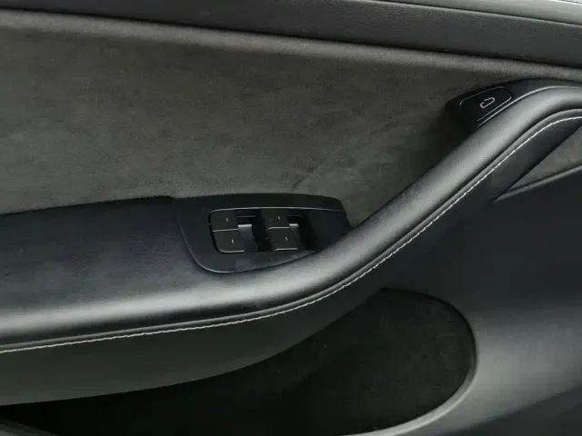 Tesla Model Y — Фото автомобиля 9