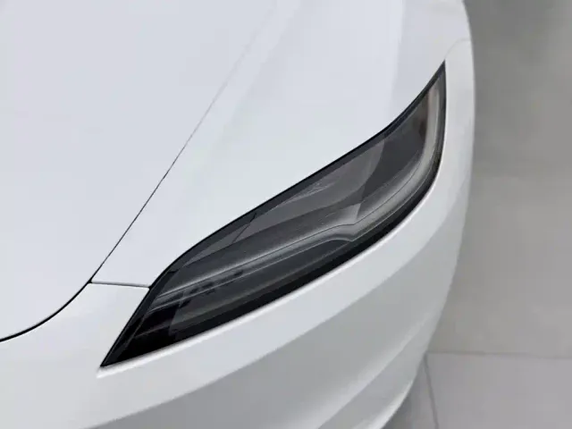 Tesla Model 3 — Фото автомобиля 11