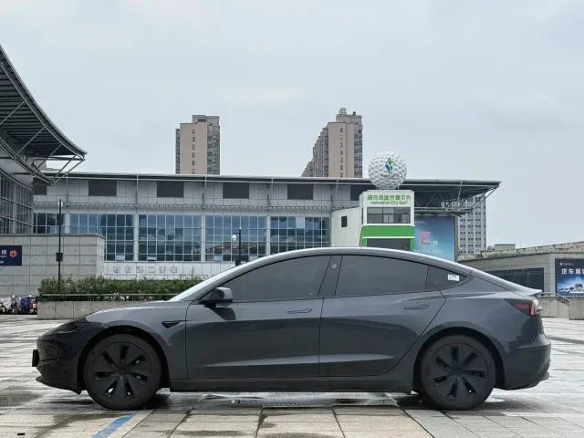 Tesla Model 3 — Фото автомобиля 7