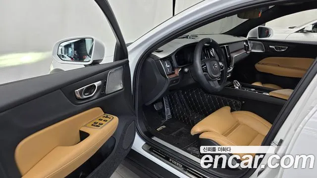 Volvo V60 Cross Country 2nd Gen — Фото автомобиля 15