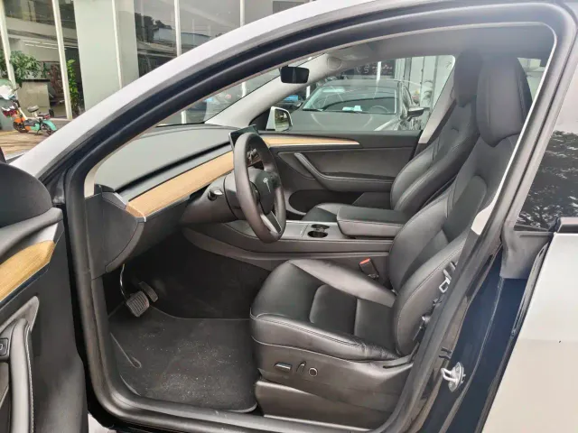 Tesla Model Y — Фото автомобиля 12