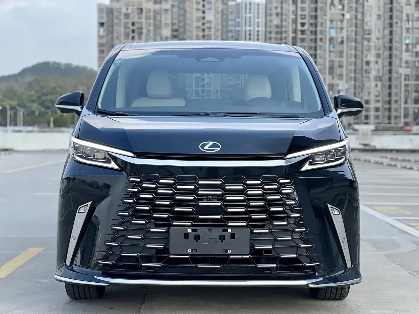 Lexus Lexus LM 2023 500h 6-Seater Prestige Edition — Фото автомобиля 3