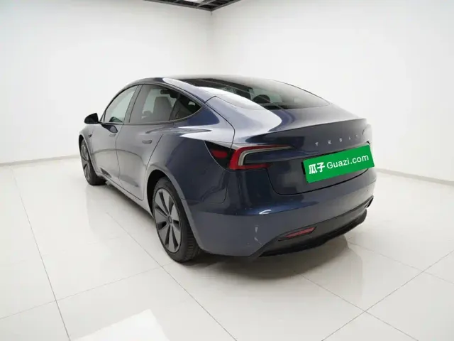 Tesla Model 3 — Фото автомобиля 4