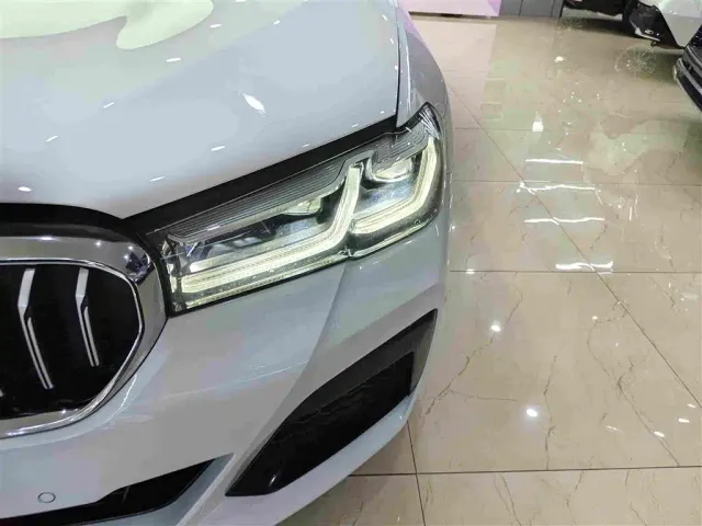 BMW 5 Series — Фото автомобиля 11
