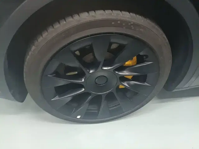 Tesla Model Y — Фото автомобиля 22