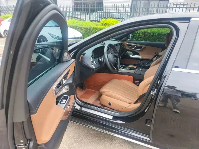 Mercedes-Benz E-Class — Фото автомобиля 3