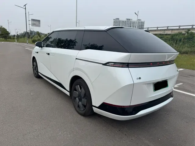 Xpeng X9 — Фото автомобиля 6