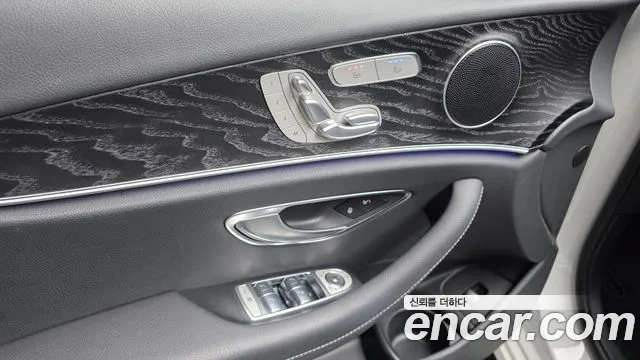 Mercedes-Benz E-Class — Фото автомобиля 17