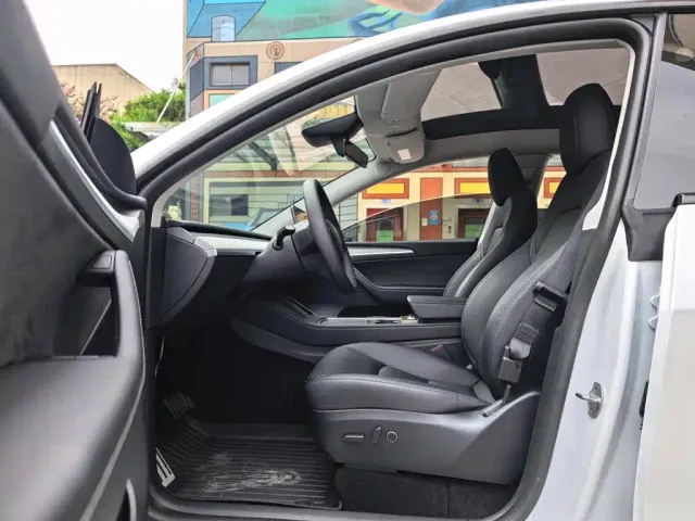 Tesla Model Y — Фото автомобиля 8