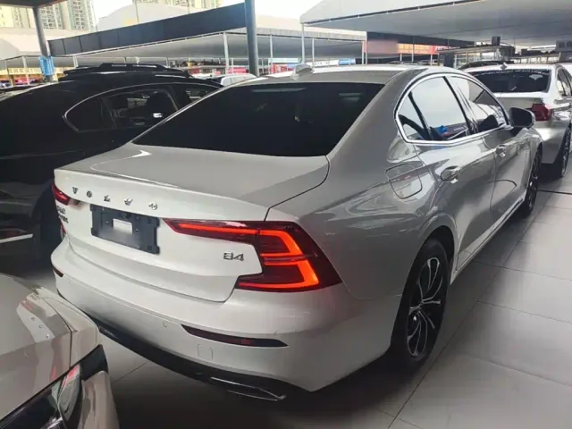 Volvo S60 — Фото автомобиля 6