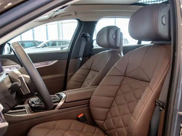 BMW 7 Series — Фото автомобиля 11