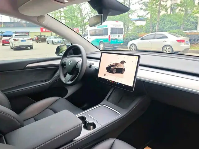 Tesla Model Y — Фото автомобиля 12