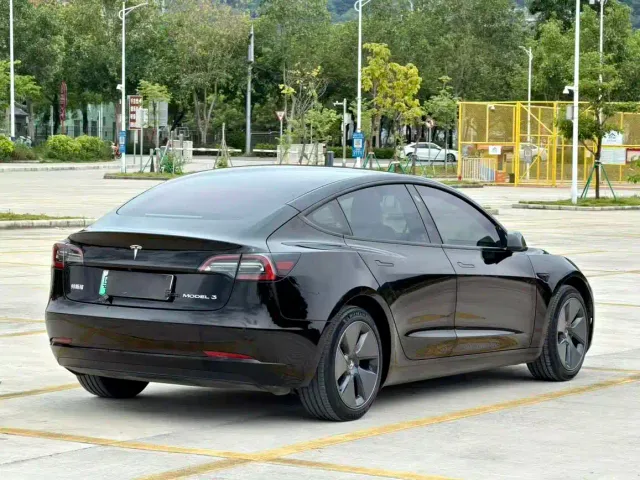 Tesla Model 3 — Фото автомобиля 8