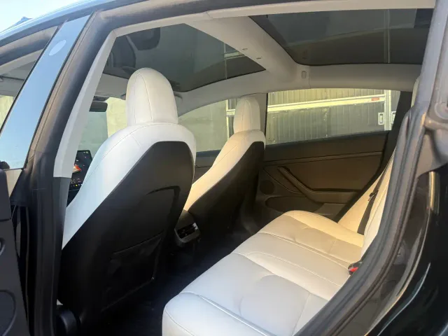 Tesla Model 3 — Фото автомобиля 10