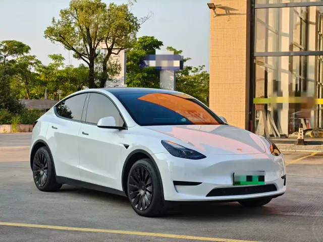 Tesla Model Y — Фото автомобиля 3
