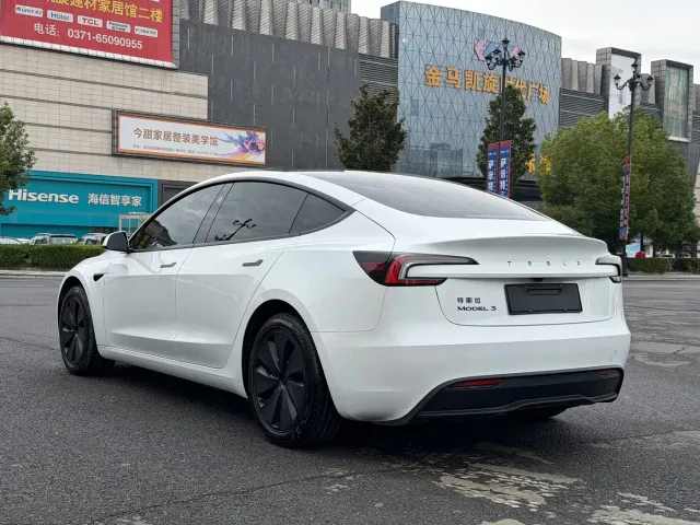 Tesla Model 3 — Фото автомобиля 10
