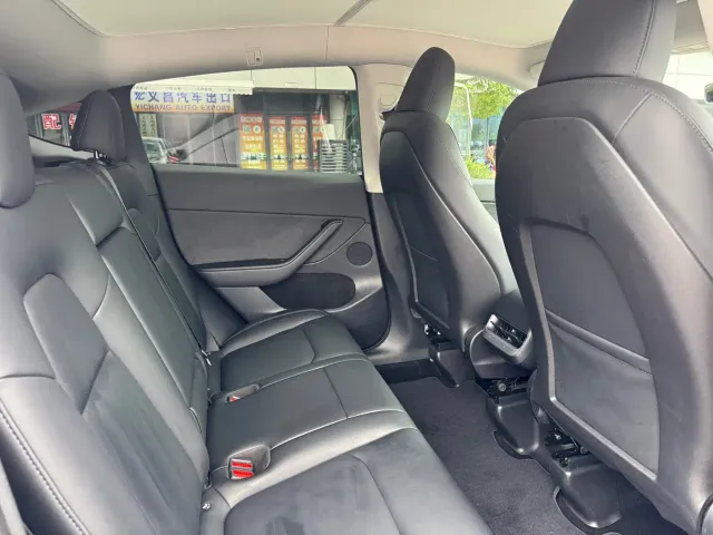 Tesla Model Y — Фото автомобиля 12