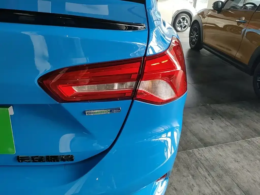 Ford Focus 2022 Sedan EcoBoost 180 Automatic S Version — Фото автомобиля 7