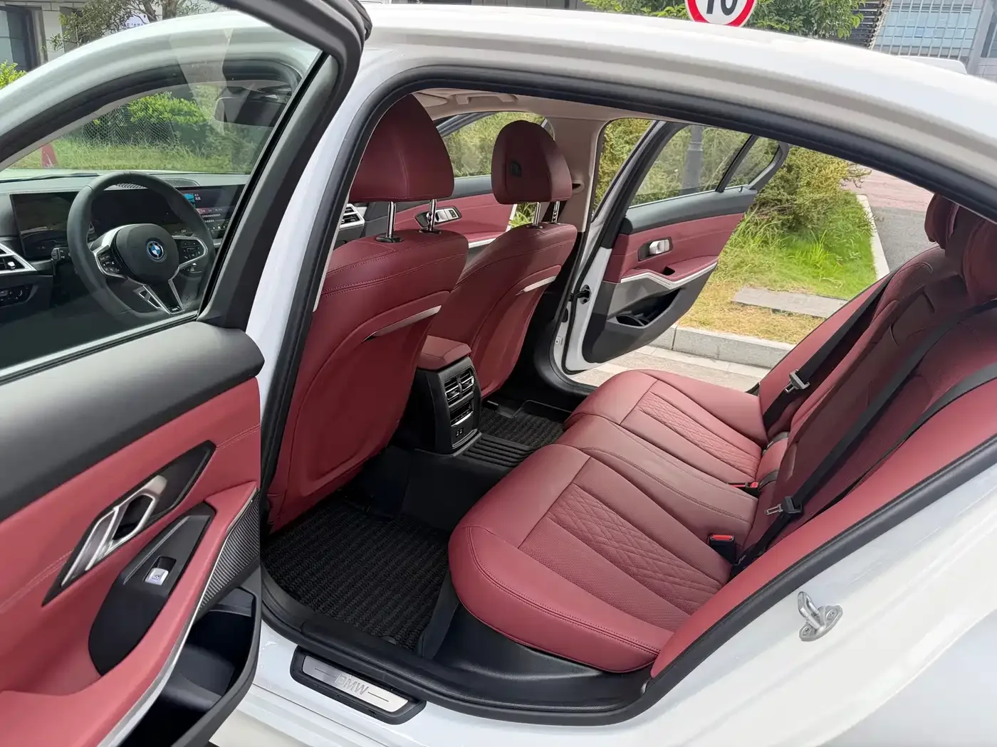 BMW BMW i3 2025 eDrive 35 L — Фото автомобиля 10