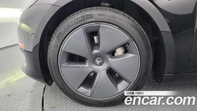 Tesla Model 3 — Фото автомобиля 4