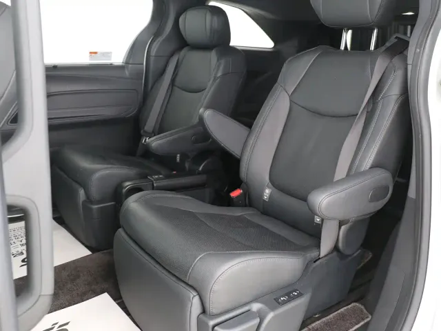 Toyota Sienna — Фото автомобиля 6
