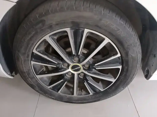 Roewe i5 — Фото автомобиля 22