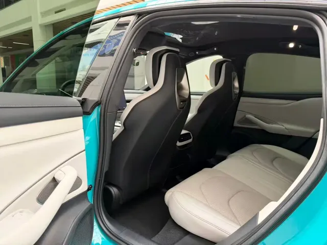 Xiaomi SU7 — Фото автомобиля 12
