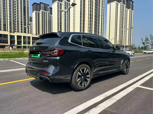 BMW iX3 — Фото автомобиля 4