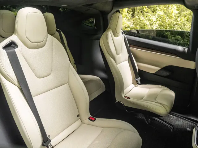 Tesla Model X — Фото автомобиля 16