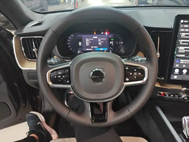 Volvo XC60 — Фото автомобиля 10