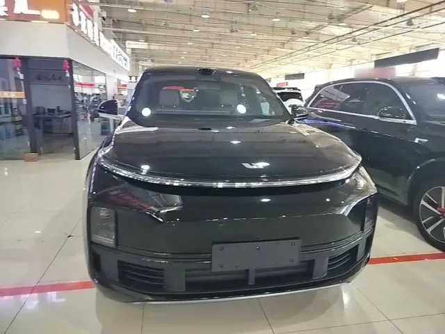 Li Auto L8 — Фото автомобиля 2