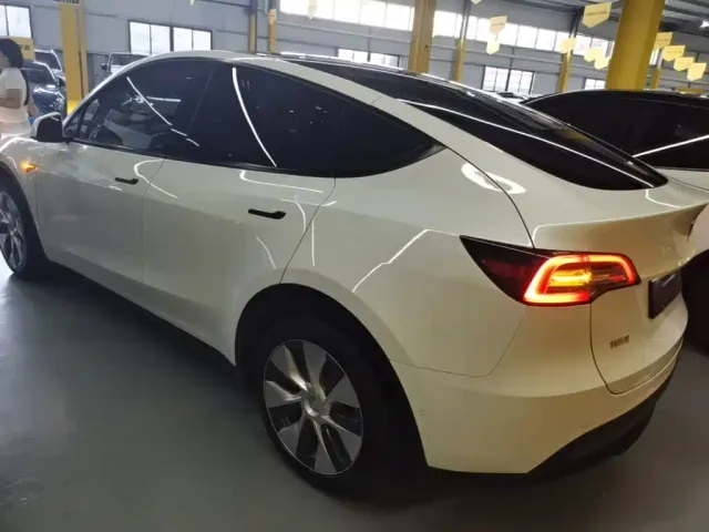 Tesla Model Y — Фото автомобиля 4
