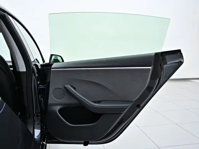 Tesla Model 3 — Фото автомобиля 22