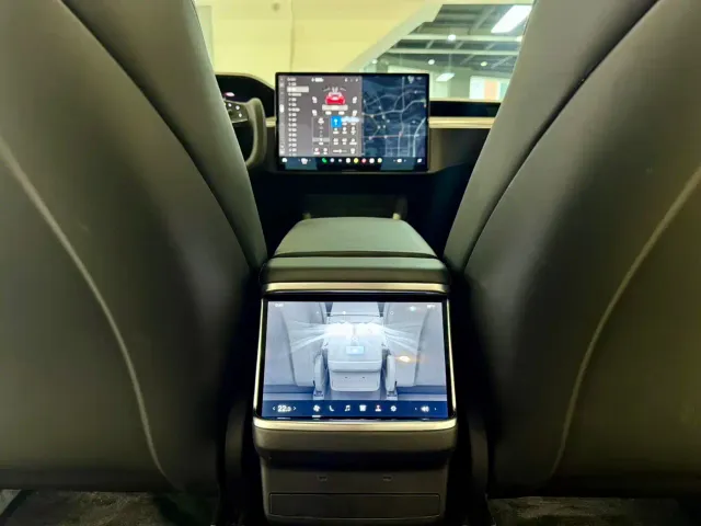 Tesla Model X — Фото автомобиля 11
