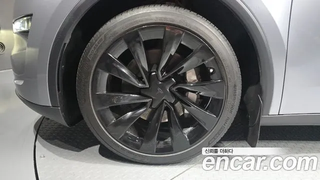 Tesla Model Y — Фото автомобиля 5