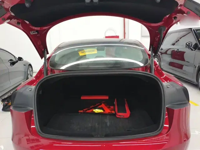 Tesla Model 3 — Фото автомобиля 18