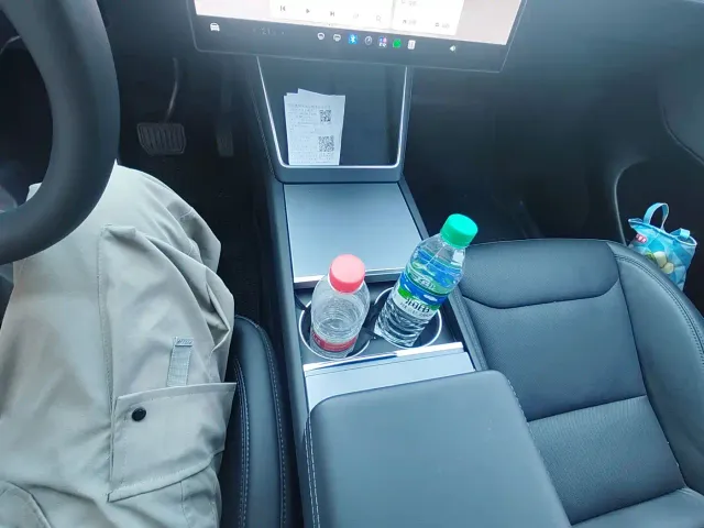 Tesla Model Y — Фото автомобиля 8