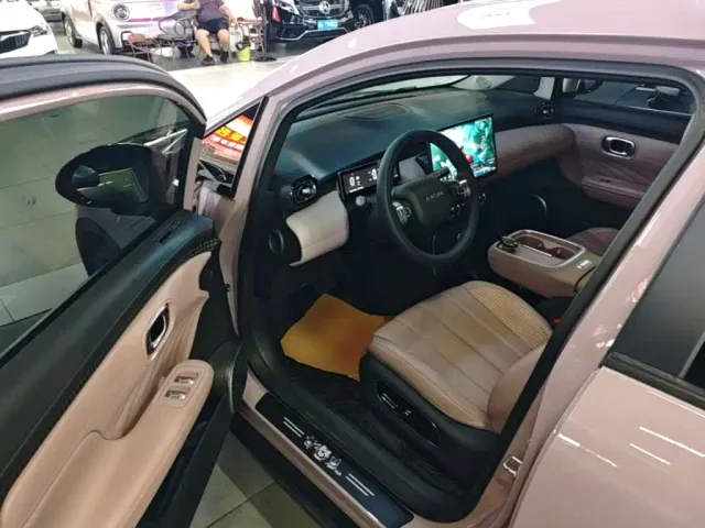 GAC Aion UT — Фото автомобиля 15