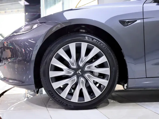 Tesla Model 3 — Фото автомобиля 8