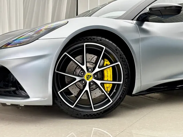 Lotus Emira — Фото автомобиля 5