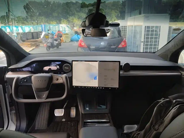 Tesla Model X — Фото автомобиля 9