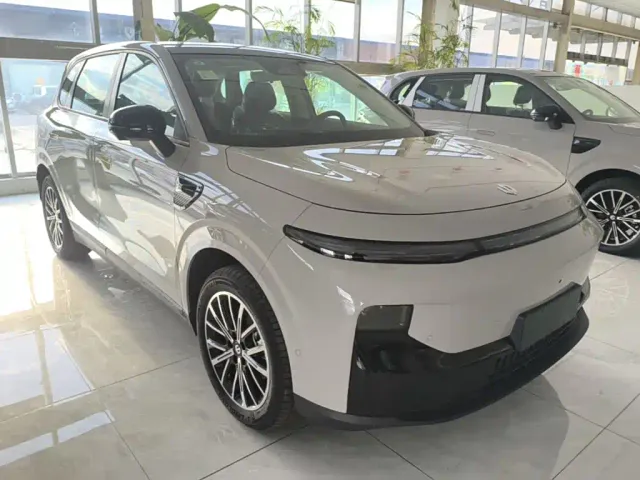 Leapmotor B10 — Фото автомобиля 3
