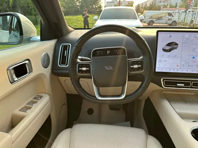 Li Auto L8 — Фото автомобиля 8
